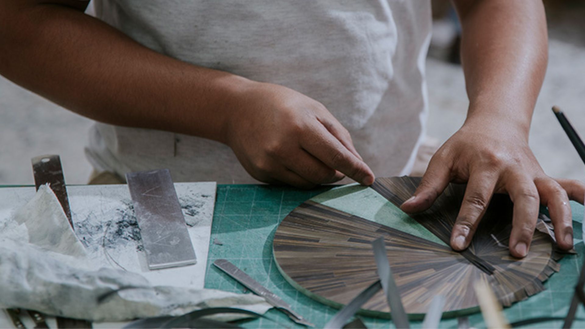 Marquetry Artisans at Work – Exclusive Techniques