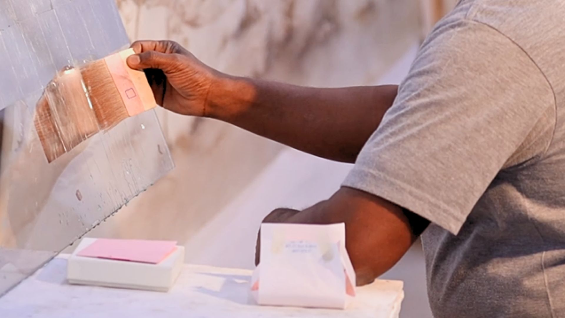 Exclusive Verre Églomisé Artist at Work – Reverse Glass Gilding